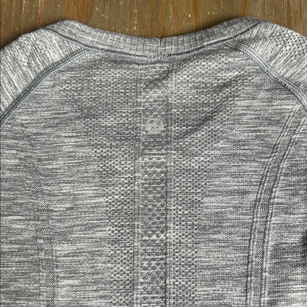 Lululemon Athletica Light Gray Long Sleeve Tee - Picture 14 of 16